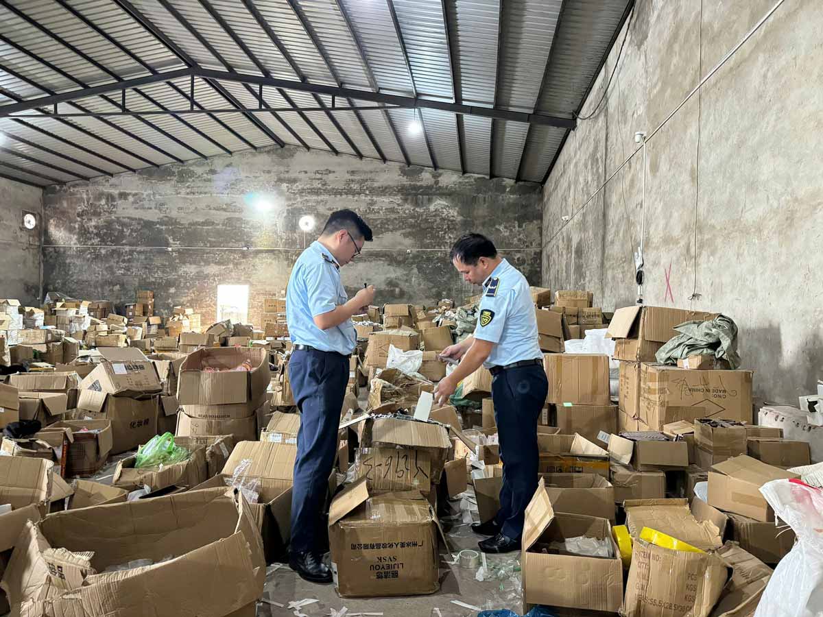 Lực lượng chức năng kiểm tra kho hàng. Ảnh: Chi Cục QLTT tỉnh Quảng Ninh