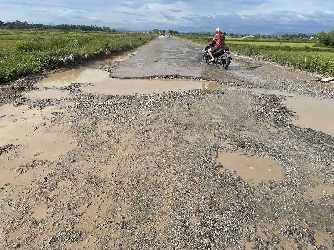 Tuyến đường liên tỉnh ĐH20 nối từ cầu Yên Xuân (Nghệ An) qua xã Đức Thọ (Hà Tĩnh) xuống cấp nghiêm trọng, gây nguy hiểm cho người tham gia giao thông. Ảnh: Phạm Chung