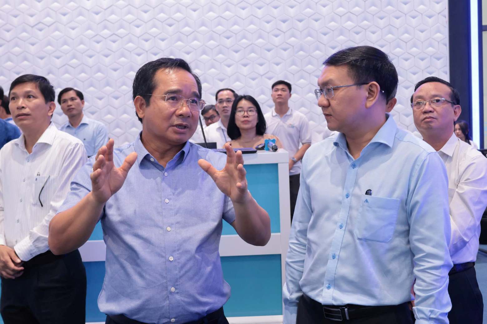 Nguyen Van Duoc 씨 - 호치민시 인민위원회 위원장과 빈즈엉 스마트 운영 얼라인먼트(IOC) 감시 센터 대표단. 사진: Dinh Trong