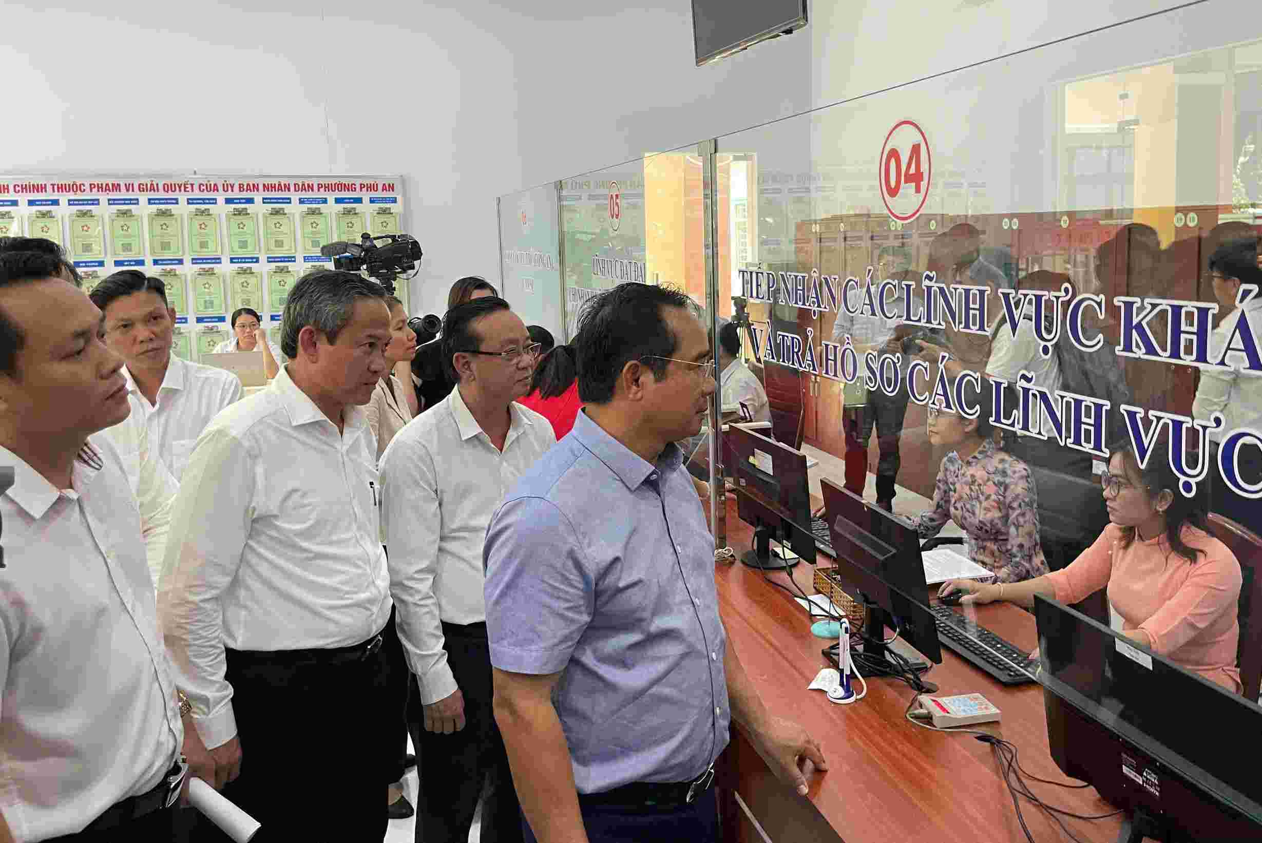 Ong Nguyen Van Duoc - Chu tich UBND TPHCM kiem tra Anh: Dinh Trong