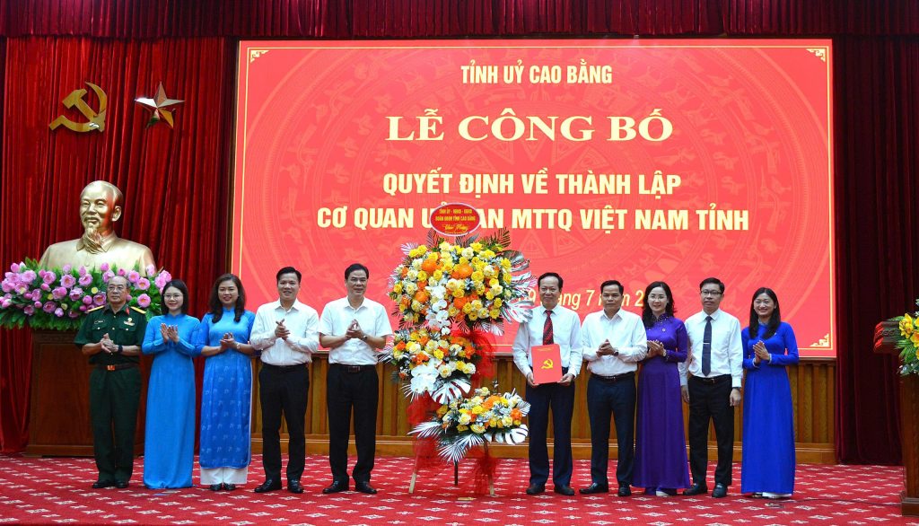 El Comite del Partido Provincial de CAO Bang acaba de establecer el Comite de la Provincia de la Provincia de Vietnam Fatherland. Foto: Kim Thoa