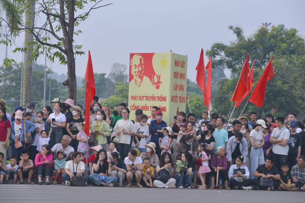 Nguoi dan theo doi cac hoat dong hop luyen dieu binh dieu hanh tai Lang Van hoa - Du lich cac dan toc Viet Nam sang 9.7. Anh: Hai Nguyen