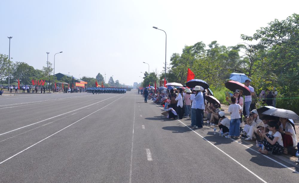 Nguoi dan theo doi, co vu, dong vien cac chien si tap luyen. Anh: Hai Nguyen 
