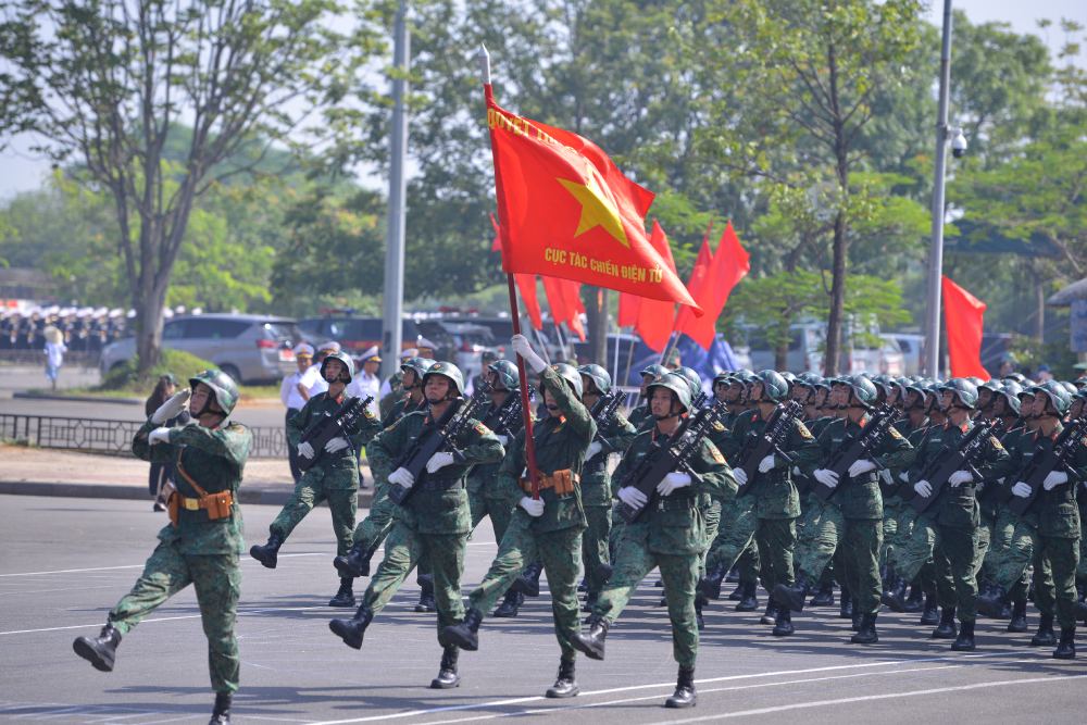 Tung buoc chan cua cac chien si nhu duoc tiep them suc manh duoi su co vu, dong vien cua nguoi dan. Anh: Hai Nguyen