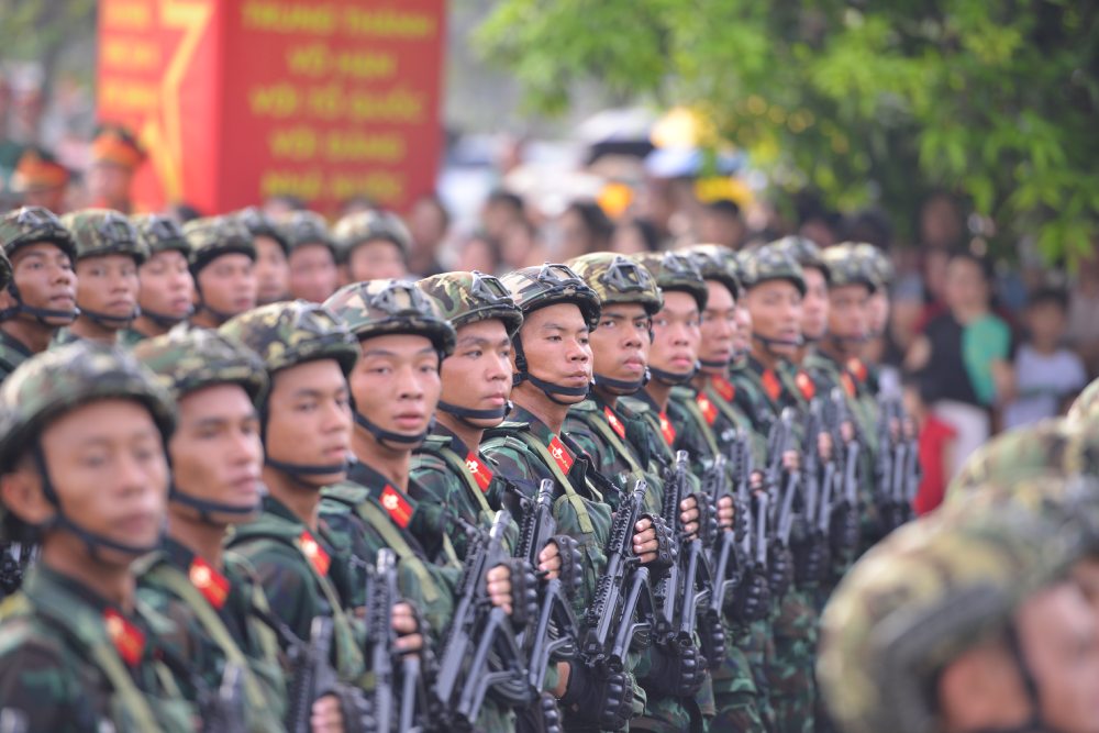 7월 9일 베트남 민족 문화 관광 마을에서 행진하는 군인들의 합동 군사 훈련 사진: 하이 응우옌