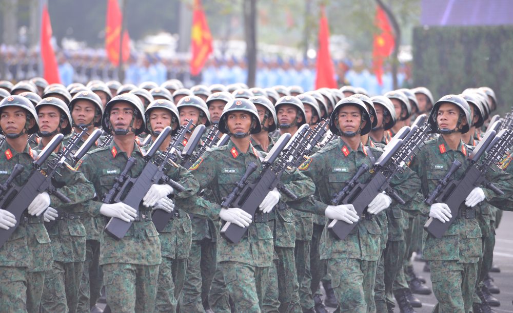 Hang nghin chien si luyen tap deu tam tap tung buoc chan, tung dong tac. Anh: Hai Nguyen