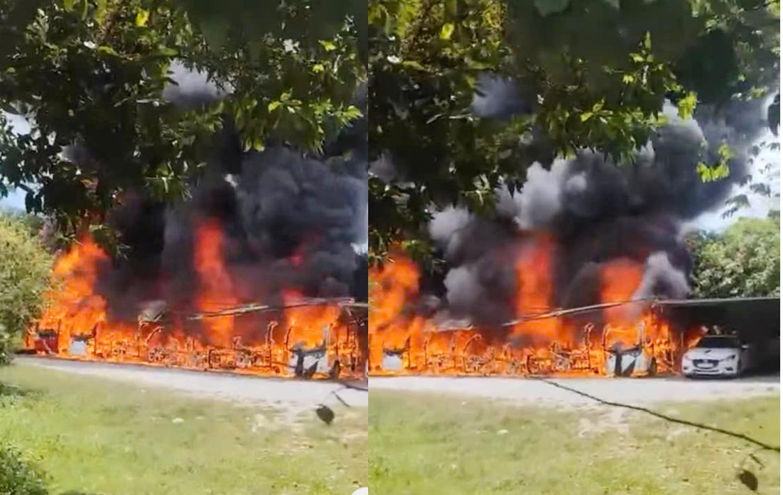 7월 8일 오후 Huong Tich 사원 지역에서 관광용 전기 자동차 9대와 승용차 1대가 불타는 모습 클립에서 캡처한 사진.