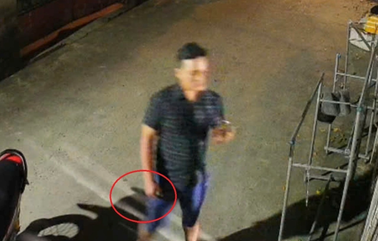 Camera ghi lai hinh anh mot nguoi dan ong cam dao den de doa nha anh L o xa Vinh Loc. Anh: Dong Hoang
