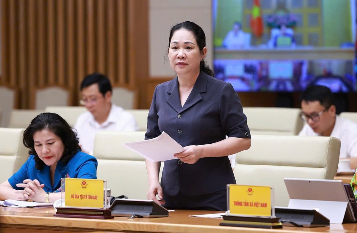 농티하 민족종교부 차관은 매일 각 지역에서 임시 주택 및 허술한 주택 철거 프로그램을 기한 내에 완료하기 위해 26채의 주택을 완공해야 한다고 밝혔습니다. 사진: VGP