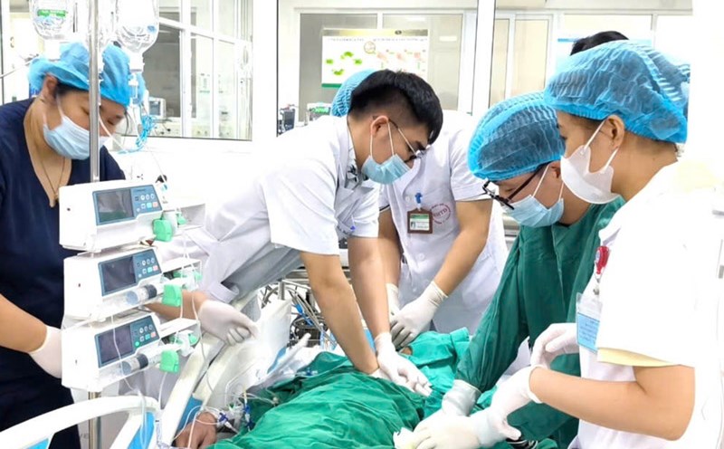 Eating pork intestines at a familiar restaurant, a patient nearly lost his life and had to be forced to have a heart attack for emergency care