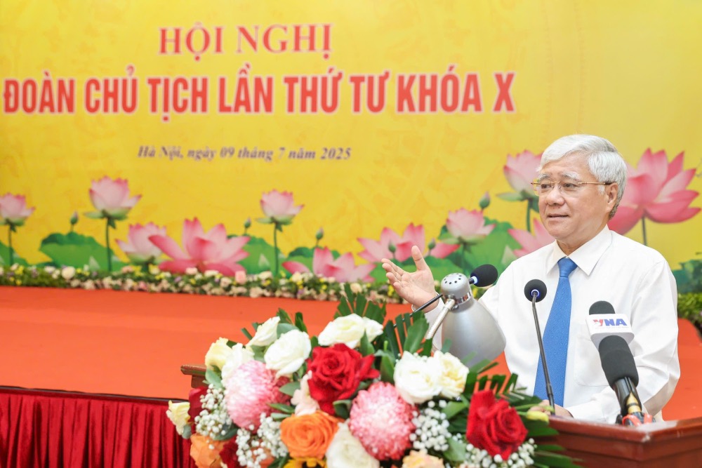 Sr. Do Van Chien, miembro del Politburo, Secretario del Comite Central del Partido, Presidente del Comite Central del Frente de Paternas de Vietnam, Secretario del Comite del Frente de la Paterna, las organizaciones de masas centrales hablaron en el cierre de la conferencia. Foto: Quang Vinh