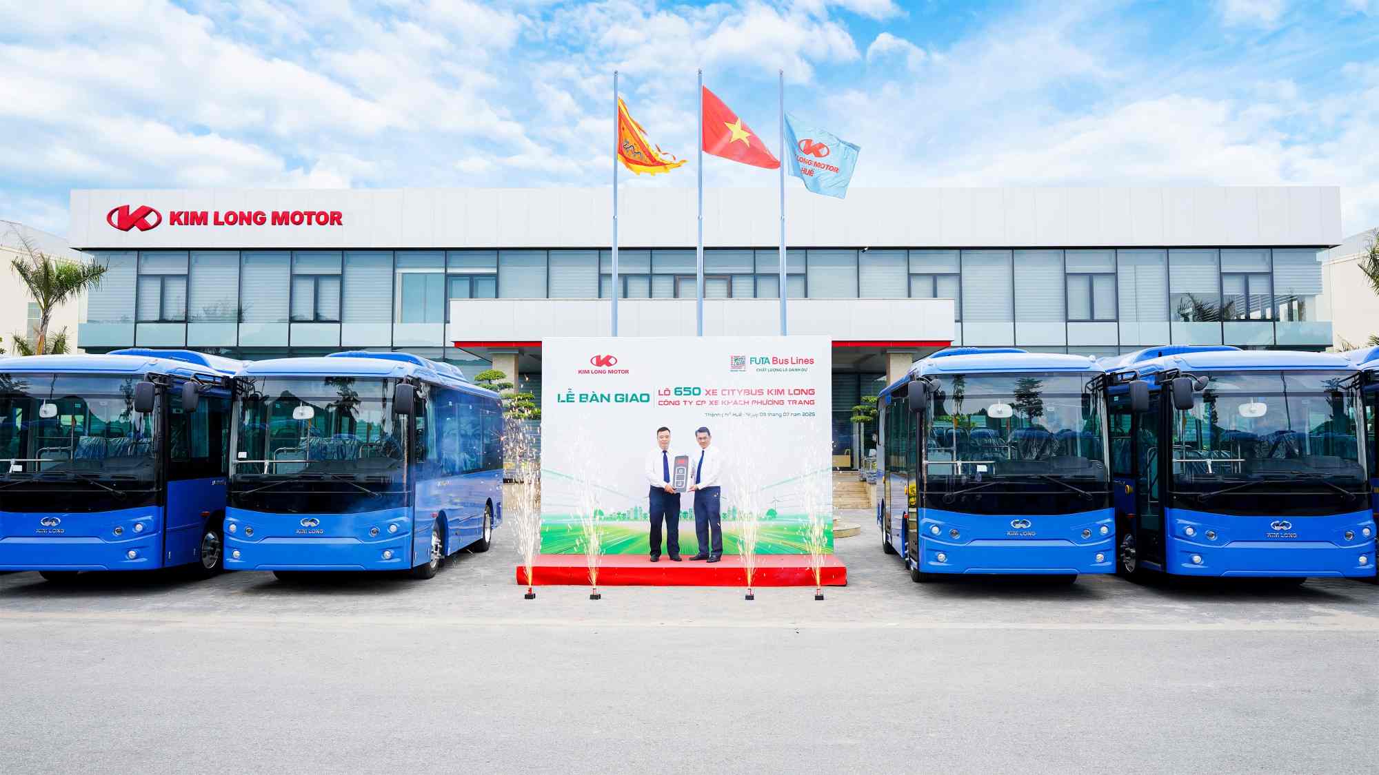 Kim Long Motor Hue Joint Stock Company hands over 650 buses to FUTA Bus Lines. Photo: Kim Long