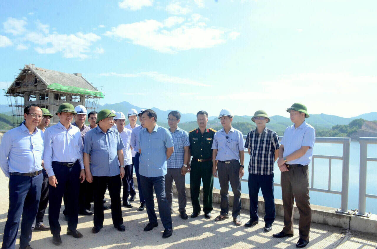 농업 환경부 푸토성 인민위원회 실무단이 Yen Phu 코뮌 지역의 Canh Tanguda 저수지 프로젝트 진행 상황을 점검하고 있습니다. 사진: Dinh Hoa
