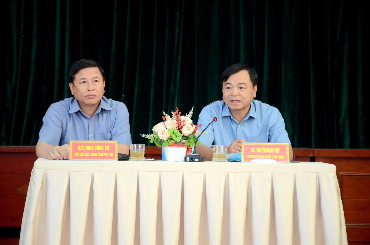 Thu truong Bo Nong nghiep va Moi truong Nguyen Hoang Hiep, dong chi Dinh Cong Su, Pho Chu tich UBND tinh Phu Tho chu tri buoi lam viec.