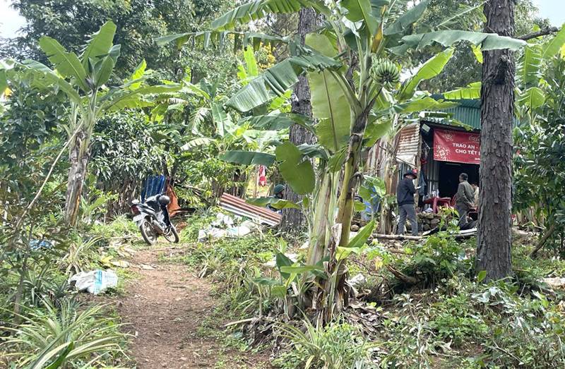 Ngoi nha noi be gai song cung ba ngoai truoc khi mat tich. Anh: Cong an cung cap