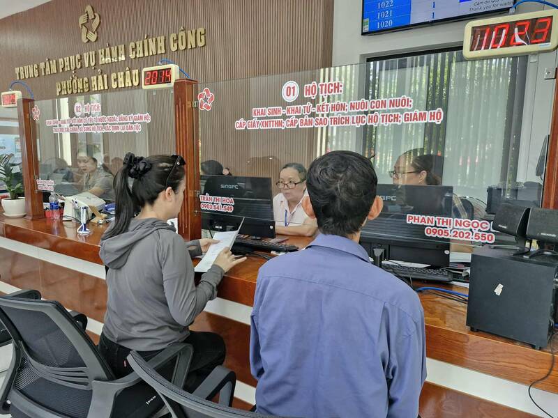 많은 시민들이 하이쩌우 동(다낭) 공공 행정 서비스 센터에 와서 토지 호적 등기 인증에 대한 행정 절차를 밟습니다. 사진: Thu Giang