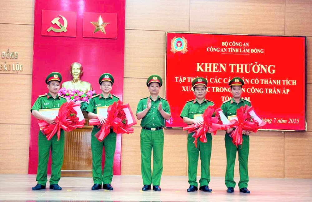 Dai ta Dau Xuan Bao - Pho Giam doc Cong an tinh Lam Dong da trao tang giay khen cua Giam doc Cong an tinh Lam Dong cho tap the Cong an Phuong 2 Bao Loc cung 3 ca nhan (hai can bo thuoc Cong an Phuong 1 va mot can bo thuoc Phong Canh sat Dieu tra toi pham ve ma tuy Cong an tinh Lam Dong). Day la cac tap the, ca nhan co thanh tich xuat sac khi da kip thoi khong che, bat giu thanh cong mot doi tuong tang tru trai phep chat ma tuy co mang theo vat kim loai giong qua luu dan.