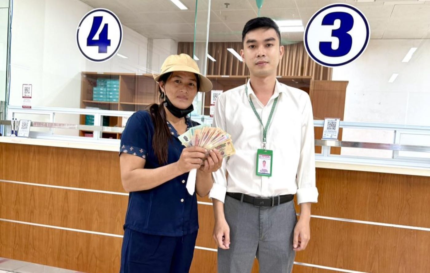 La mujer dejo caer el dinero para recibir el dinero del Hospital de Amistad Vietnam - Hospital Cuba Dong Hoi. Foto: Hospital