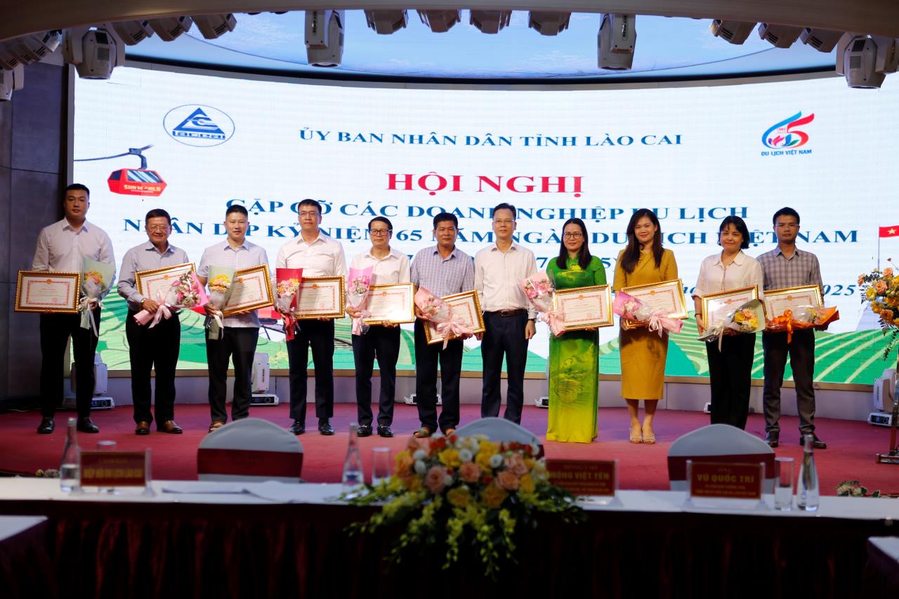 州民委員会は、地元の観光開発に大きな貢献をした集団と個人に功績証明書を授与しました。写真：Van Duc.