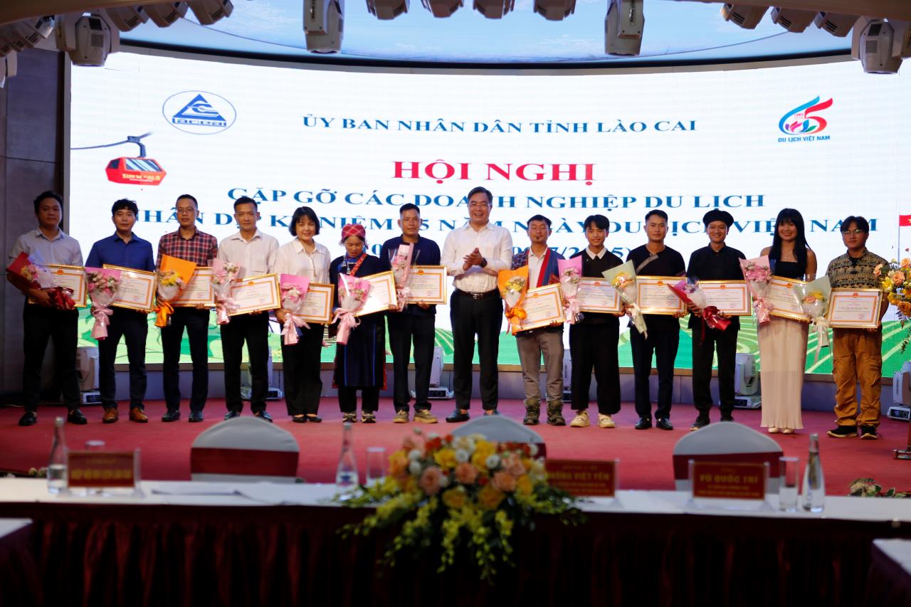 Lanh dao tinh Lao Cai, lanh dao So Van hoa, The thao va Du lich trao bang khen, giay khen cho cac tap the, ca nhan co nhieu dong gop cho phat trien du lich dia phuong. Anh: Van Duc.