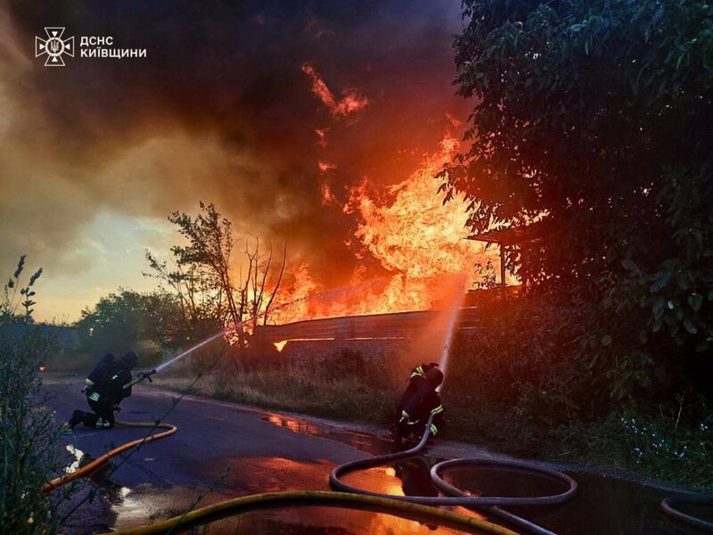 Los bomberos ucranianos rescataron despues del ataque de Rusia en la mañana de 9.7. Foto: AFP