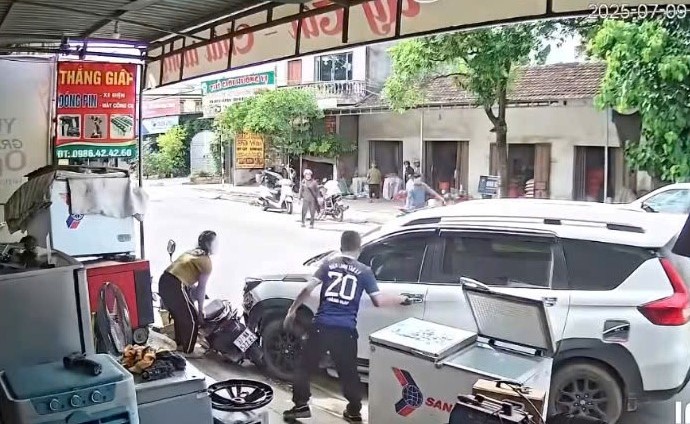 응에안성 떤끼빈사에서 발생한 자동차 운전자의 갑작스러운 뇌졸중 현장. 클립에서 캡처한 사진