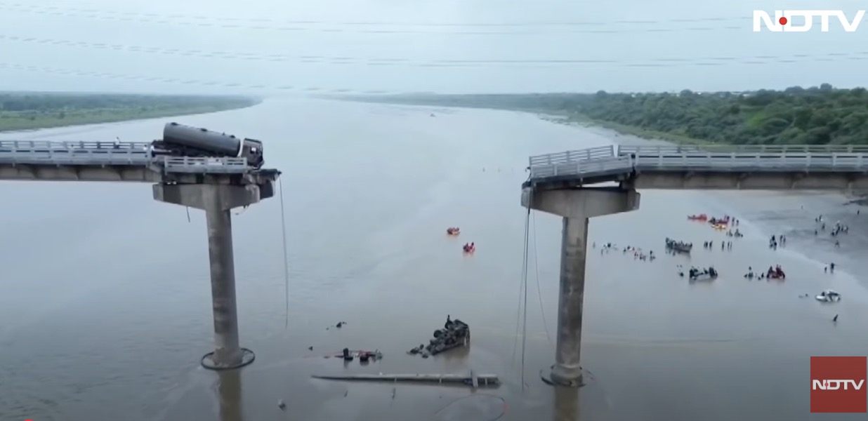 Bridge collapse in India on Mahisagar River. Photo cut from NDTV video