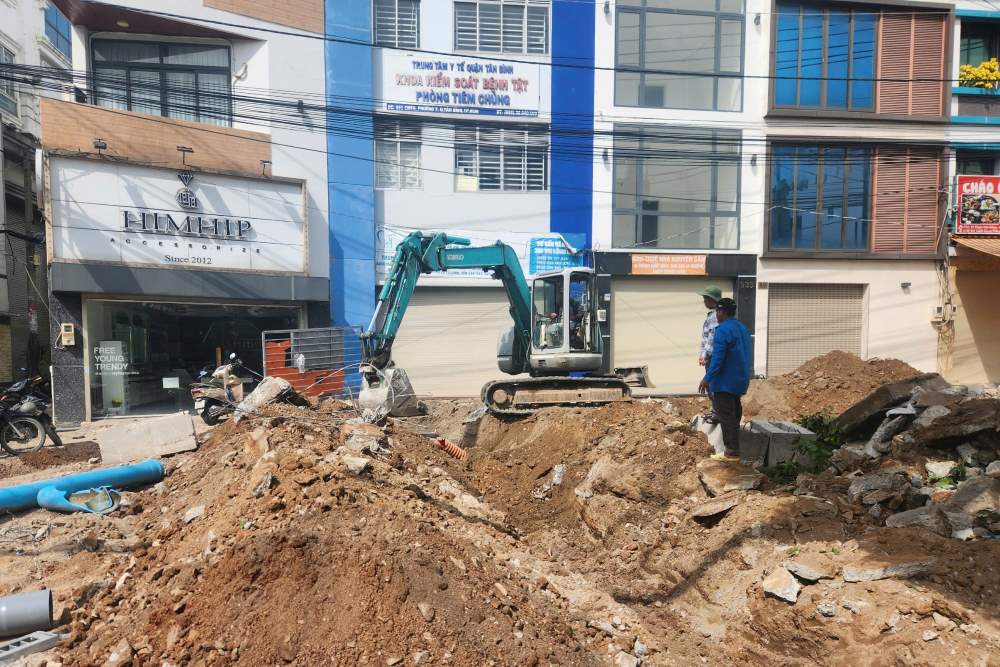 Nha thau huy dong may moc va cong nhan lam viec “3 ca 4 kip“, ca ngay lan dem nhung khu vuc sau khi co mat bang. Ảnh: Anh Tu