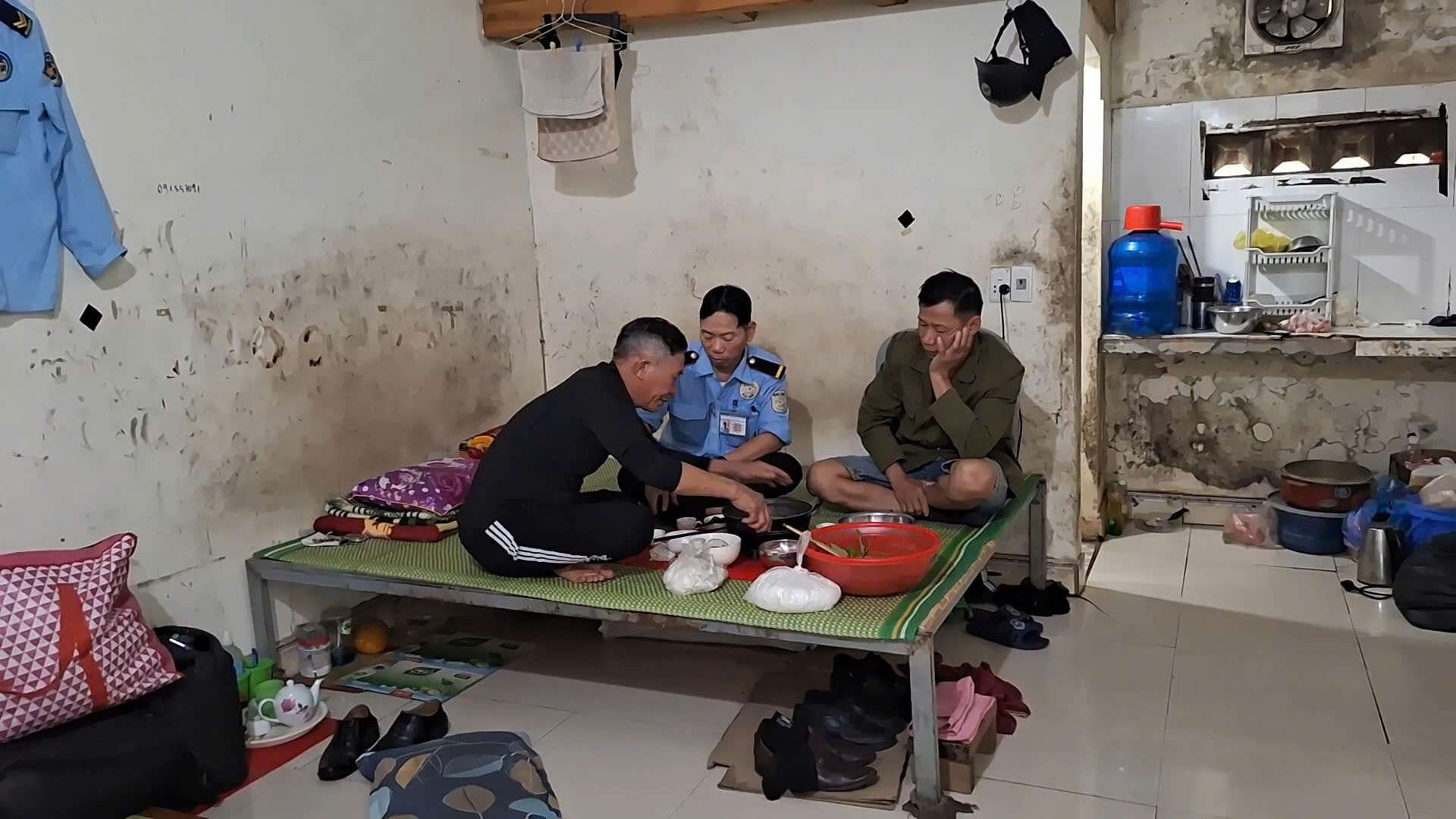 安い下宿を借りたり、エアコンを使う勇気がなかったり、節約して食事をしたりすることは、多くの労働者が貯蓄のために選択する方法です。写真:Quynh Chi