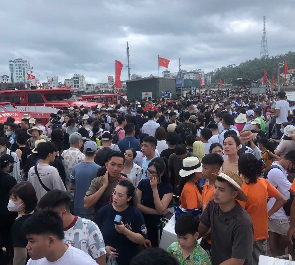 Turistas en CO al puerto de pasajeros. Foto: Le VI