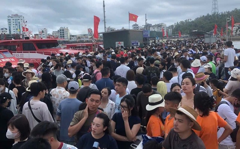 Tourists at Co To Passenger Port. Photo: Le Vi