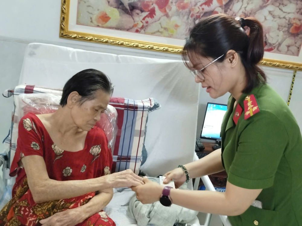 다낭의 새로운 경찰서 경찰이 시민들의 행정 절차를 지원하기 위해 집까지 왔습니다. 사진: 다낭시 경찰