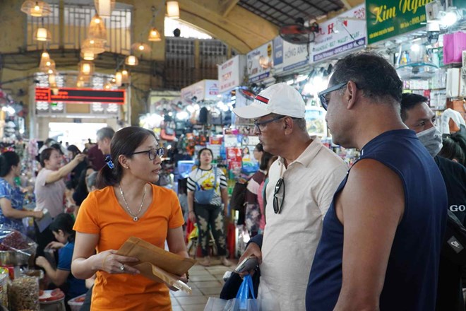 Khach quoc te tham quan, mua sam tai cho Ben Thanh. Anh: Thanh Chan