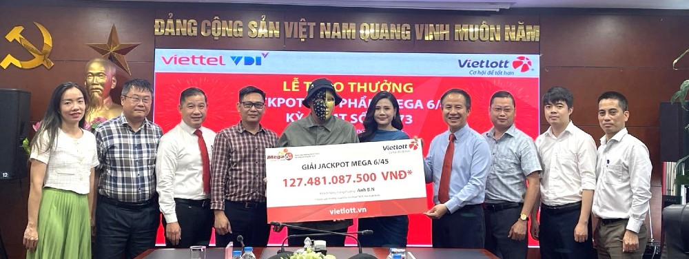 Anh B.N nhận giải Jackpot xổ số tự chọn Mega 6/45 kỳ QSMT 01373. Ảnh: Vietlott

