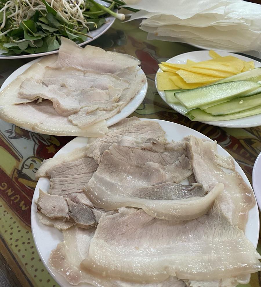 Banh trang cuon thit heo 50.000 dong/suat. Anh: Linh Boo