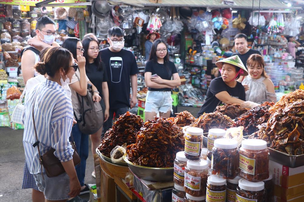 Cac loai ca kho, tom kho, muc kho, muc rim me… tai cho Con rat duoc long du khach mua ve lam qua. Anh: Mai Huong