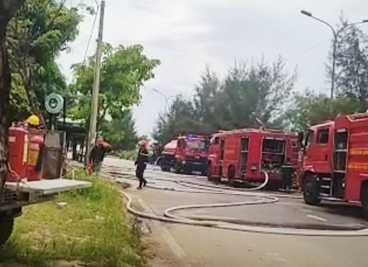 Ba hoa ghe tham, thieu rui tang 3 quan ca phe o Da Nang, 3 xe cuu hoa duoc dieu dong chua chay. Anh: Truong An