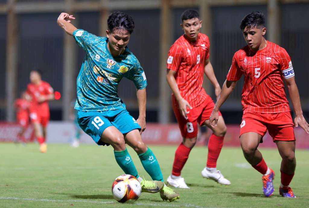 Giai bong da Cong an, Canh sat ASEAN mo rong dang dien ra soi dong va kich tinh o san van dong Hang Day (Ha Noi) va PVF (Hung Yen). Anh: T&T.