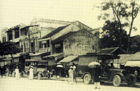 Pho Hang Long, thoi Phap goi la duong Quan Lo ( route Mandarine), nay la duong Le Duan. Anh: Bao tang Lich su Quoc gia