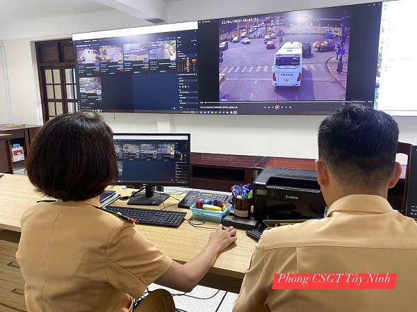 La policia revisa las multas frias. Foto: Departamento de Policia de Trafico de Tay Ninh