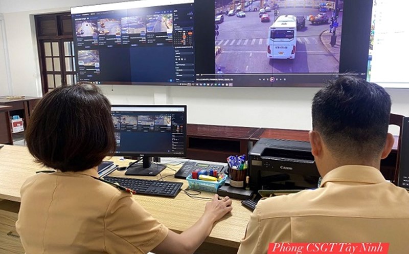 The police check the fine. Photo: Tay Ninh Traffic Police Department