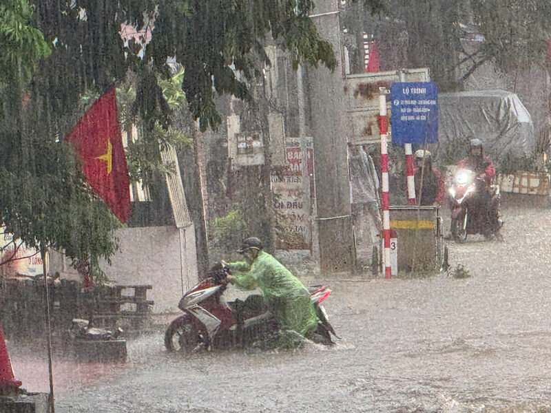 Xe may chet may giua dong nuoc xiet. Anh: Khanh Linh