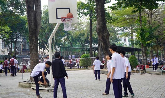 Học sinh Trường THPT Trường Chinh (TPHCM) chơi thể thao trong giờ ra chơi - trường đang thực hiện quy định cấm học sinh sử dụng điện thoại cả giờ ra chơi. ẢNH: Chân Phúc
