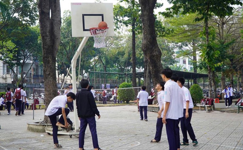 Students of Truong Chinh High School (HCMC) play sports during recess - the school is implementing the regulation prohibiting students from using phones during recess. Photo: Chan Phuc