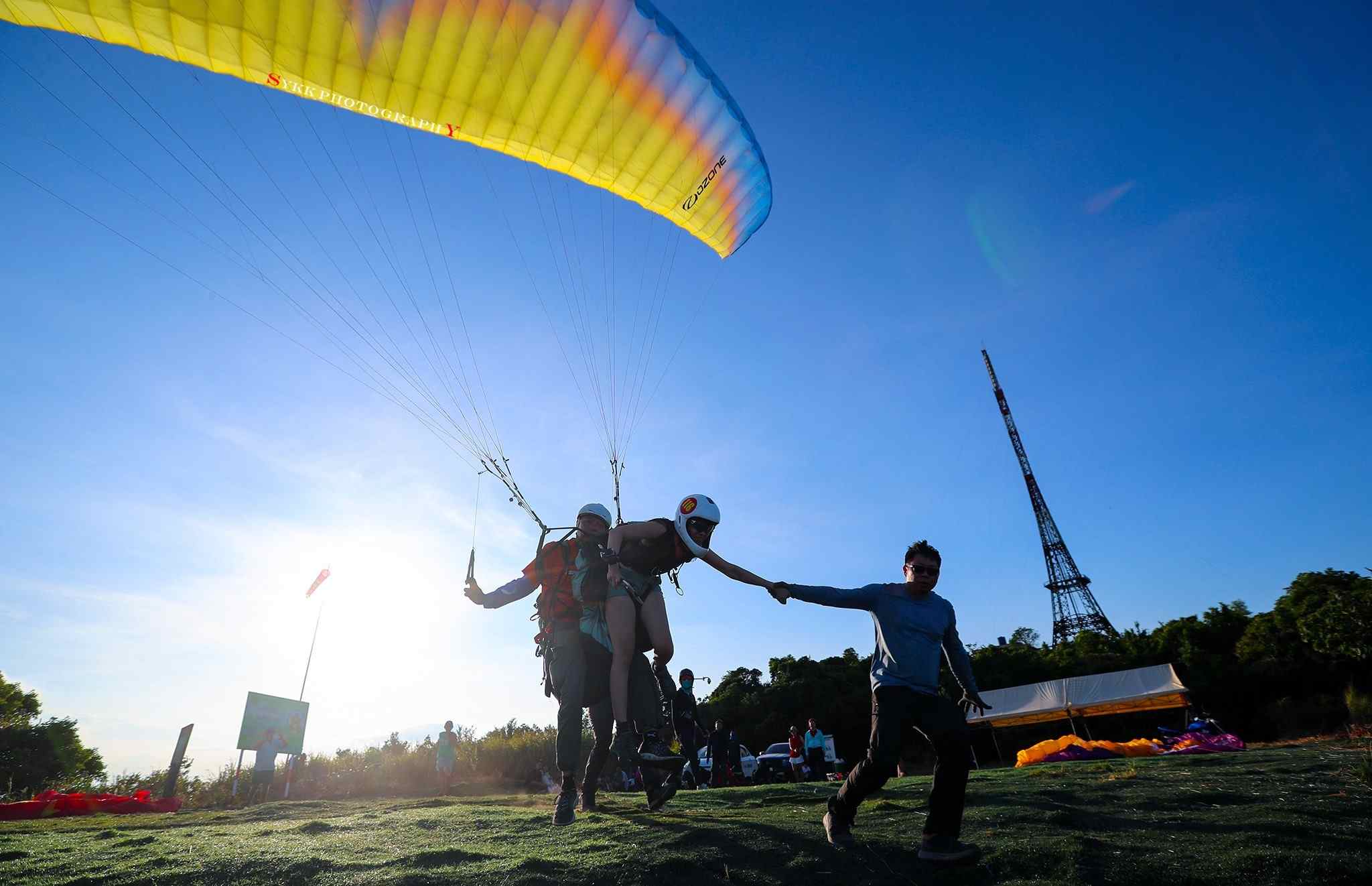 ダナンの息子トラフィンシュラでは、何万もの安全なパラグライダーフライトがありました。写真：Le Hai Son