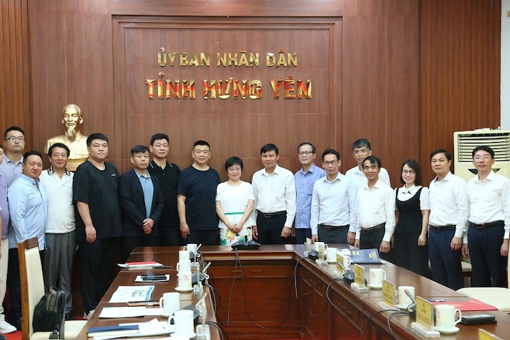 Nguyen Le Huy 성 인민위원회 부위원장과 부서 및 부처 지도자들이 성 투자 환경을 조사하기 위해 온 중국 기업 대표단과 함께 사진을 찍었습니다. 사진: 흥옌성 전자 정보 포털