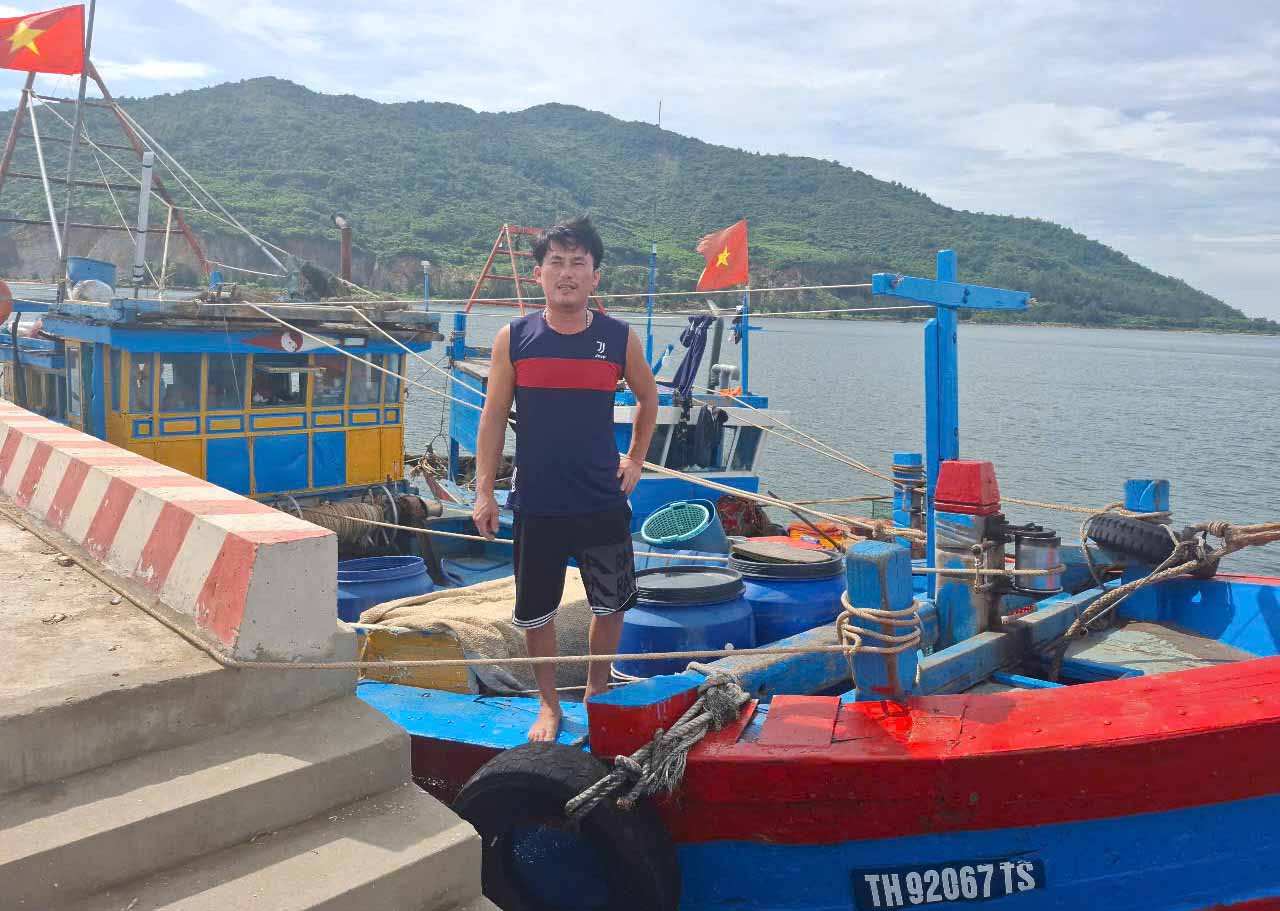 Le pecheur Sy s'est plaint que le canal etait engloutie ce qui rendait son bateau de peche epuise lorsqu'il sortait et entre dans le port de peche de Thach Kim chaque fois que la maree descendait. Photo : Tran Tuan.