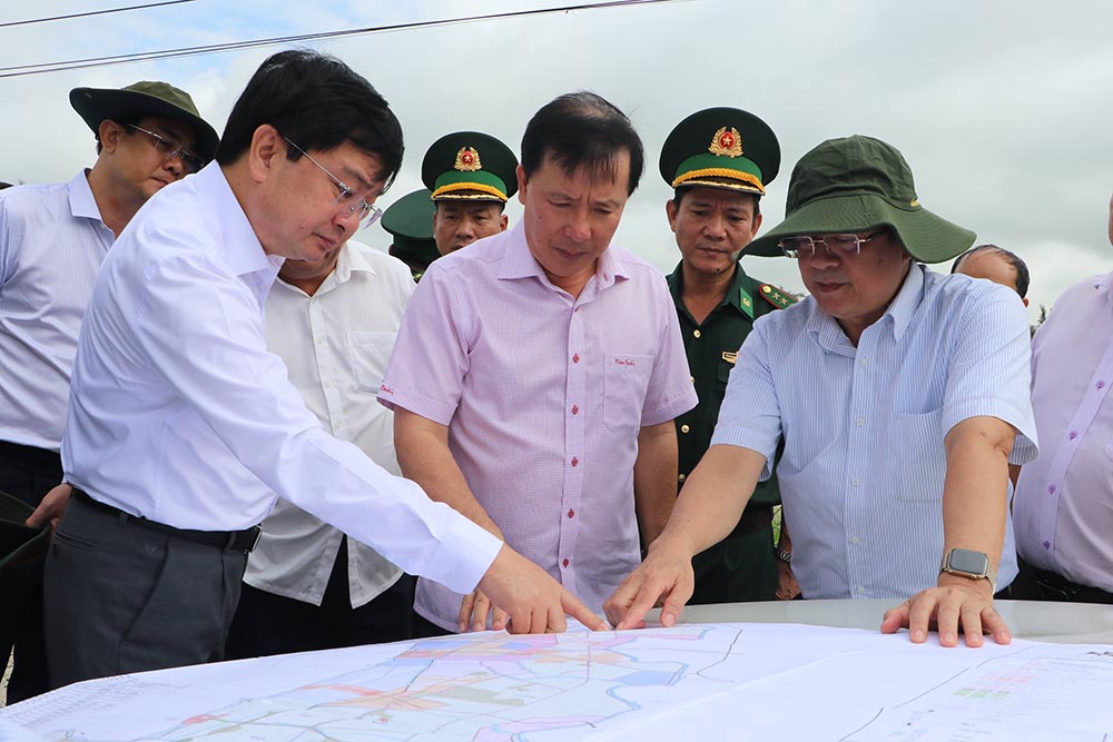 Chairman of Tay Ninh Provincial People's Committee Nguyen Van Ut (middle) inspected the Ho Chi Minh City - Moc Bai Expressway project. Photo: Tay Ninh Portal