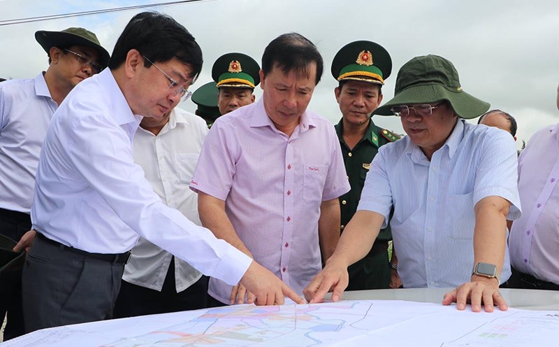 Chairman of Tay Ninh Provincial People's Committee Nguyen Van Ut (middle) inspected the Ho Chi Minh City - Moc Bai Expressway project. Photo: Tay Ninh Portal