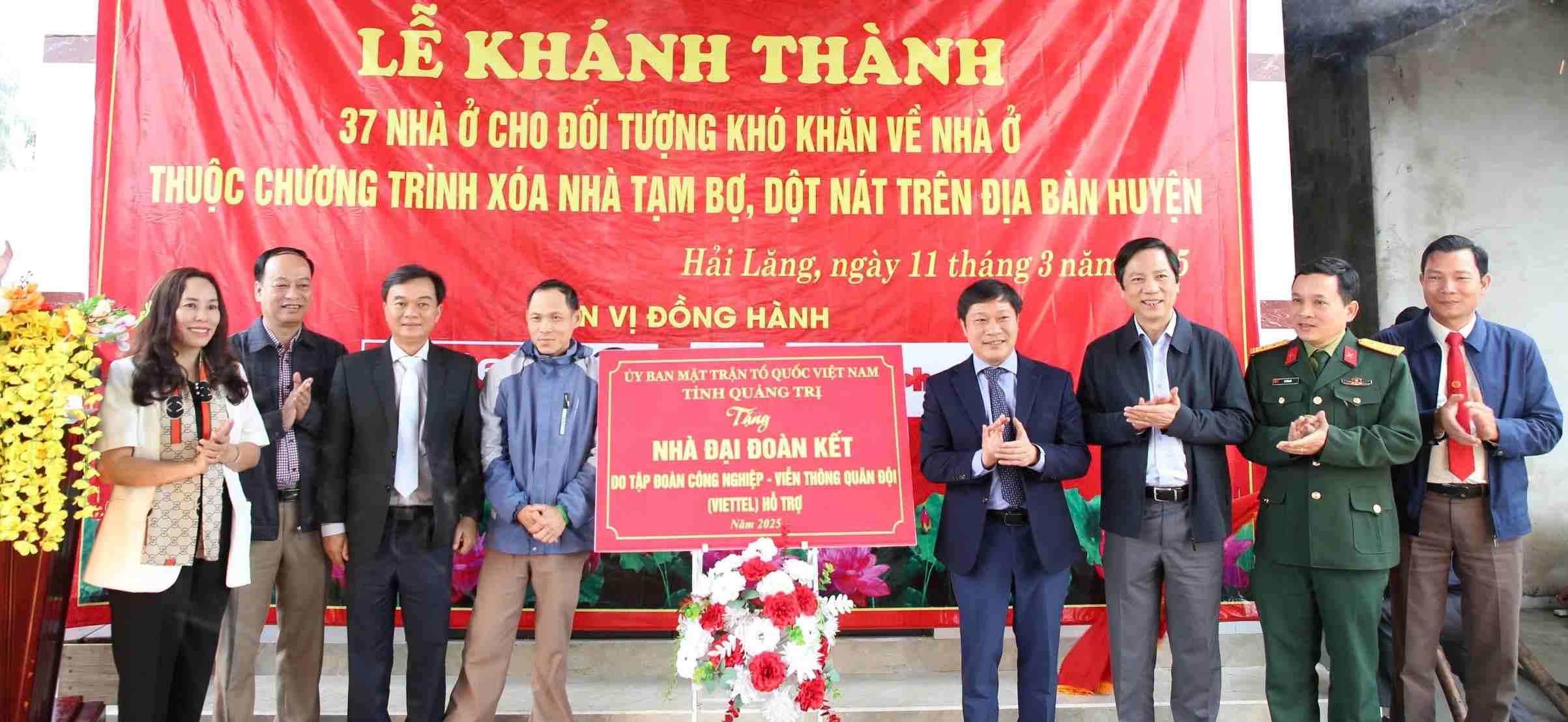 新しい家を受け取った Quang Tri 省 Hai Lang の住民の喜び。写真: Hung Tho